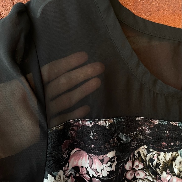 Tu Floral Short Sleeve Tee Lace and Pleated Front - Picture 7 of 11